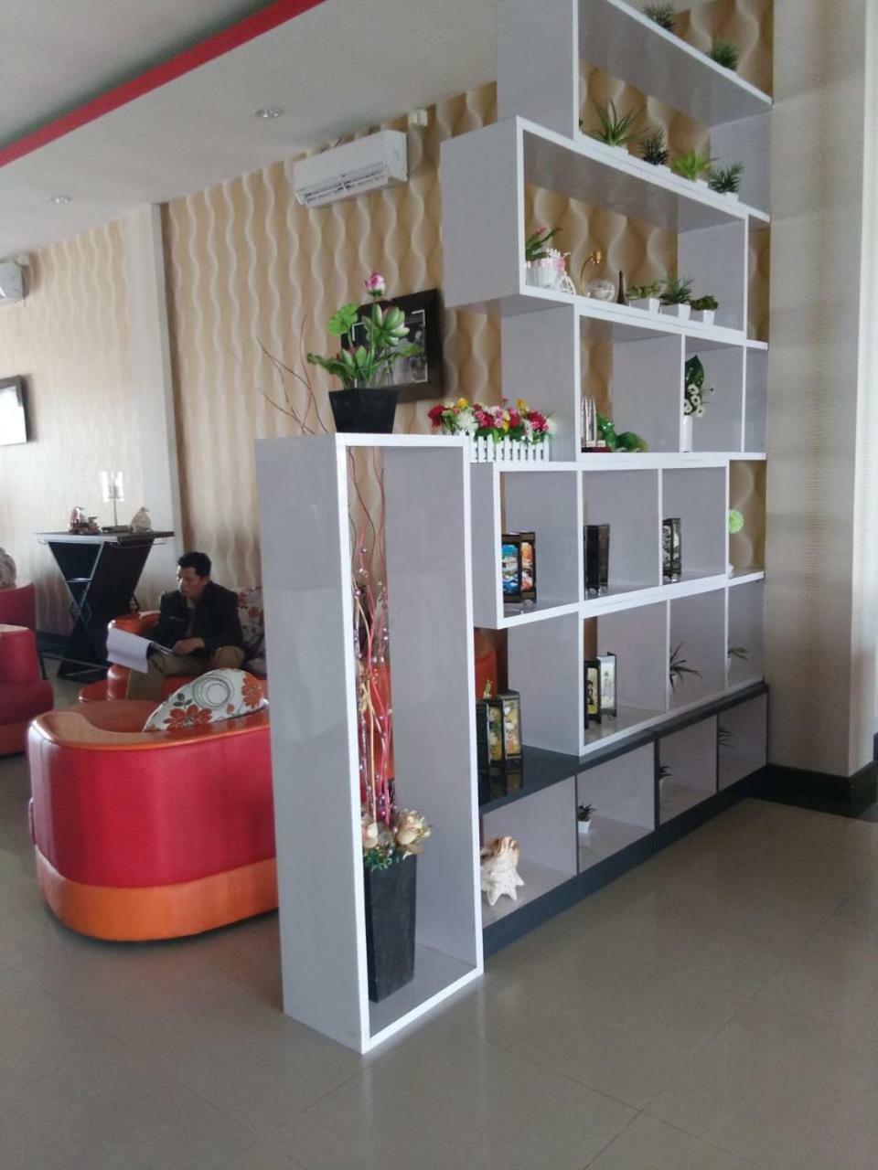 Fortune Front One Hotel Kendari Exterior foto