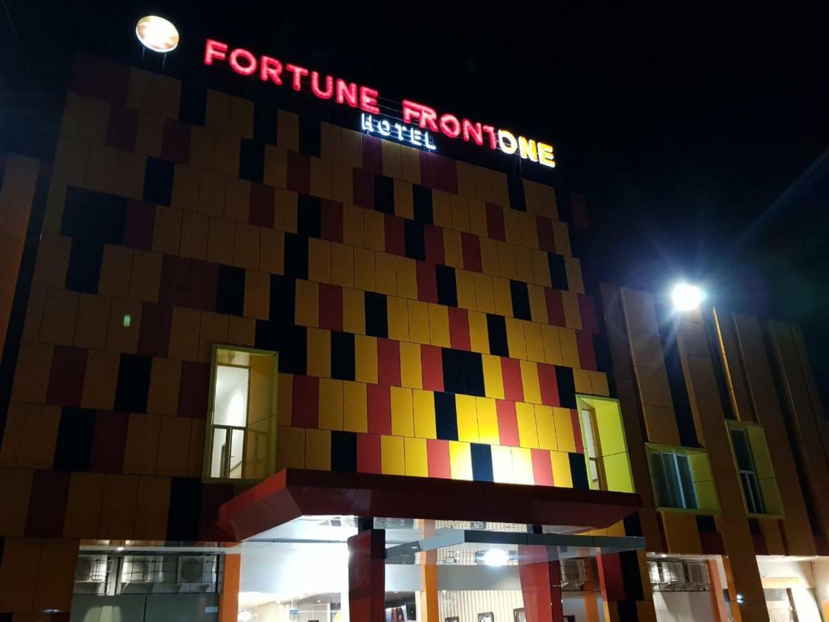 Fortune Front One Hotel Kendari Exterior foto